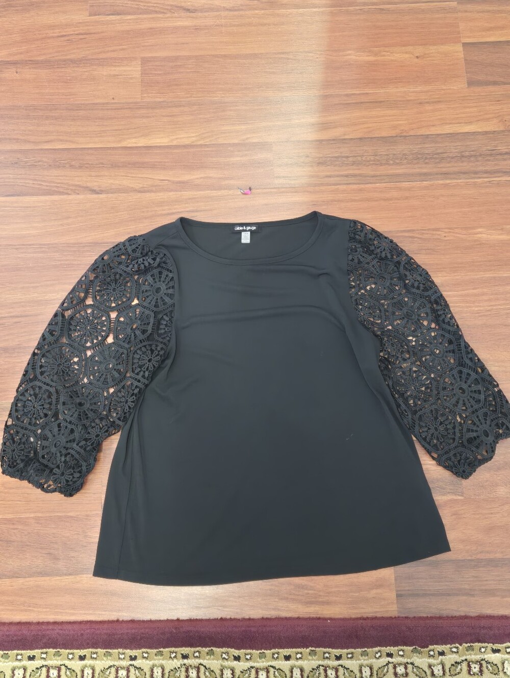 Cable & Gauge Black Lace-Sleeve Women's Top Large EUC
